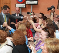 Don Felipe, a su salida de la exposición, recibió el saludo afectuoso de los sevillanos